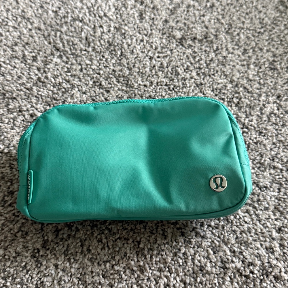 Lululemon Belt Bag - paradise green
